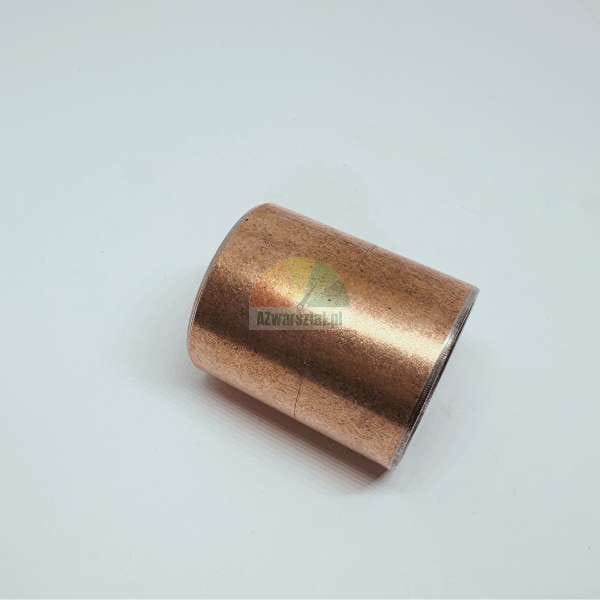 Zylindrische Buchse/Hülse aus Kupfer oder Bronze auf weißem Hintergrund, verwendet als Maschinenelement oder Gleitlager.