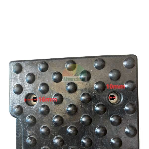 Nahaufnahme einer schwarzen strukturierten Oberfläche (Gummimatte/Pad) mit Noppen, die zwei Befestigungslöcher von 16 mm und 10 mm Durchmesser zeigt.