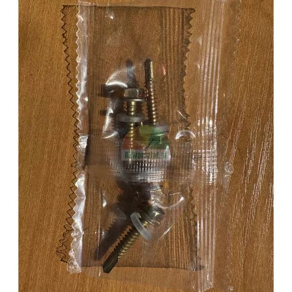 Satz selbstbohrender Schrauben und Unterlegscheiben (Metall und Gummi) in einem kleinen, transparenten Plastikbeutel, liegend auf einer Holzoberfläche.