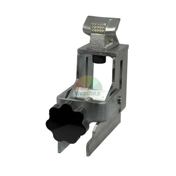 Metallene 90-Grad-Eckklemme oder Winkelschraubstock mit schwarzem Sterngriff, isoliert auf weißem Hintergrund.