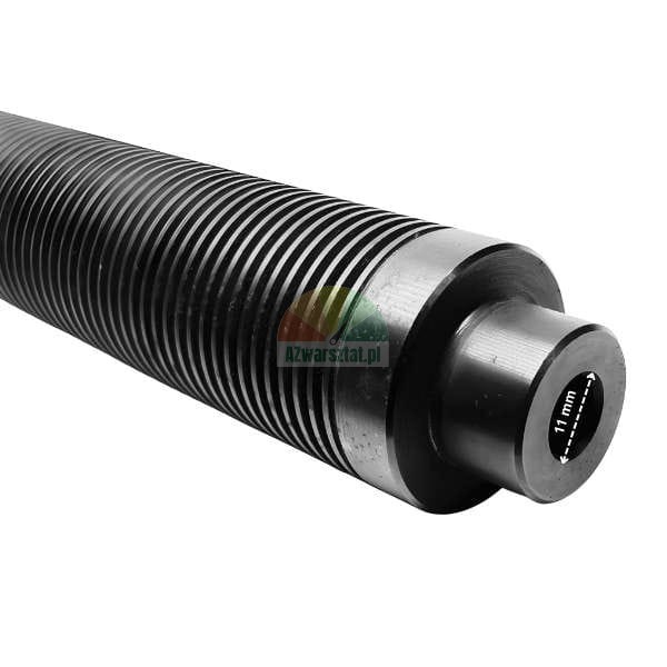 Nahaufnahme eines schwarzen, gerippten Metallzylinders oder einer Welle. Das glatte Endstück weist eine zentrale Bohrung mit der Kennzeichnung '11 mm' auf.