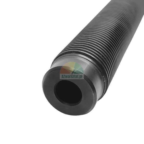 Schwarzes geripptes oder geflügeltes Rohr/Welle, Nahaufnahme des glatten Endstücks mit zentraler Bohrung.