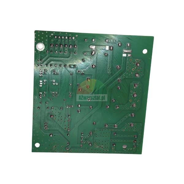 Grüne Leiterplatte (PCB), die Kupferspuren, Lötpunkte und Befestigungslöcher auf weißem Hintergrund zeigt.