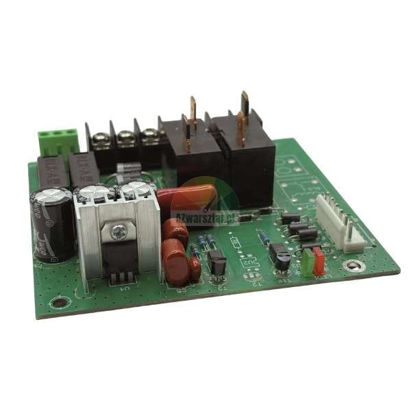 Grüne Leiterplatte (PCB) mit silbernem Kühlkörper, zwei schwarzen Relais und verschiedenen elektronischen Bauteilen.