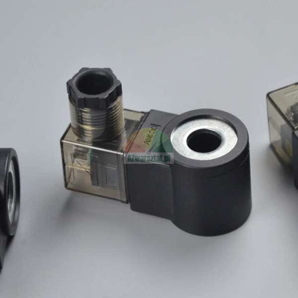 Magnetventilspule DC 24V mit DIN-Stecker und Kabelverschraubung auf grauem Hintergrund.
