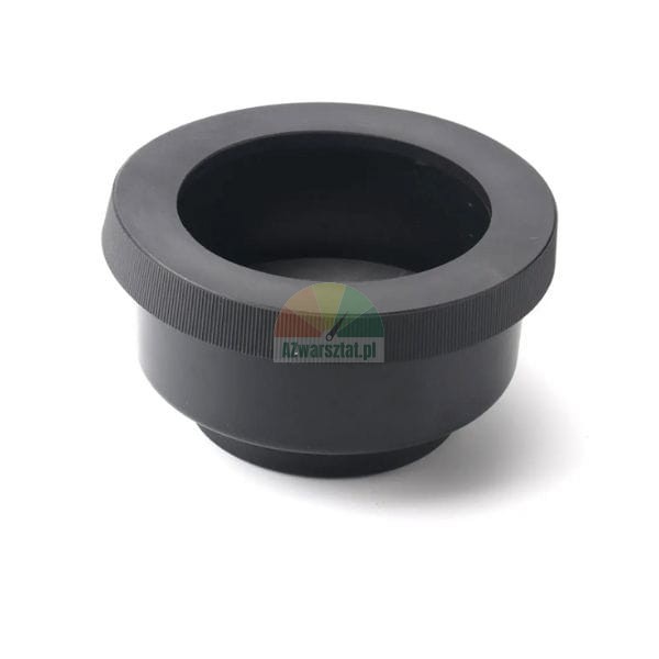 Schwarze Gegenlichtblende oder Adapterring mit mattem Finish und gerändeltem Rand auf weißem Hintergrund.