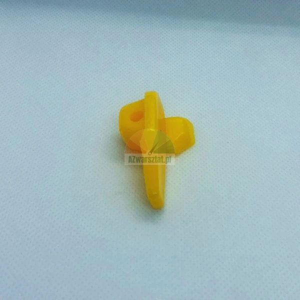 Gelbes Kunststoffteil mit einem kleinen Loch und einer vertikalen Rippe auf weißem Untergrund