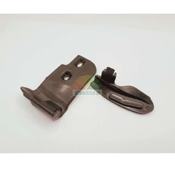 Schwarze Fensterbeschlagteile, flache Montageplatte und geformtes Führungselement.
