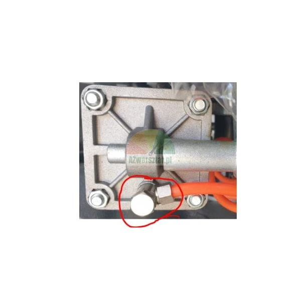 Nahaufnahme eines Metallgehäuses mit einem rot markierten Anschluss eines orangen Pneumatikschlauchs.