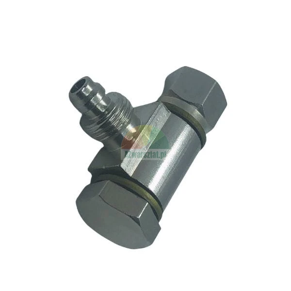 Metallische Hydraulikverschraubung, Hohlschraube mit Stutzen und Sechskantmuttern auf weißem Hintergrund.