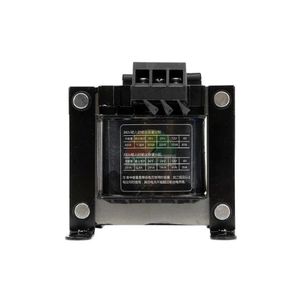 Industrieller elektrischer Transformator mit einem Etikett für technische Spezifikationen und Schraubklemmenblöcken.