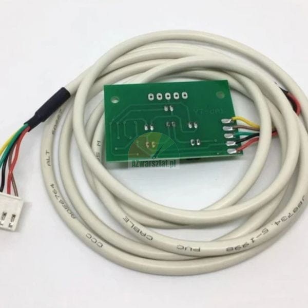 Grüne Leiterplatte PCB mit angelötetem weißem Kabel und Stecker auf weißem Hintergrund.