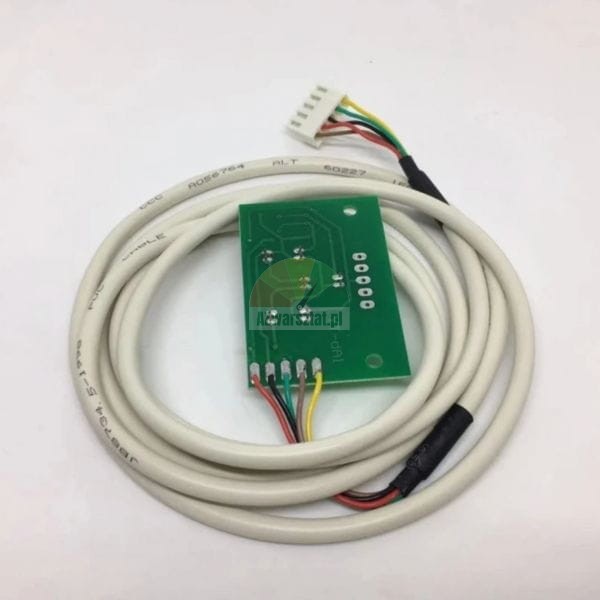 Kleine grüne Leiterplatte PCB mit angeschlossenem weißem Kabel und einem 5-poligen Stecker am Ende.