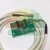 Grüne Leiterplatte YT-DA1 mit elektronischen Bauteilen, Sensoren und einem weißen Kabel mit Stecker.