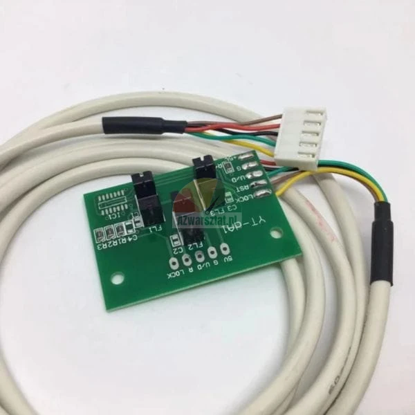 Grüne Leiterplatte YT-DA1 mit elektronischen Bauteilen, Sensoren und einem weißen Kabel mit Stecker.