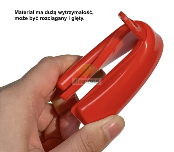 Rotes, flexibles Kunststoffbauteil, das mit der Hand gebogen wird, um die hohe Materialfestigkeit zu demonstrieren.