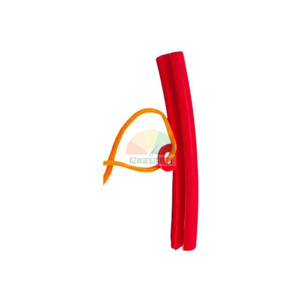 Roter Felgenschutz mit einer orangefarbenen Kordel auf weißem Hintergrund