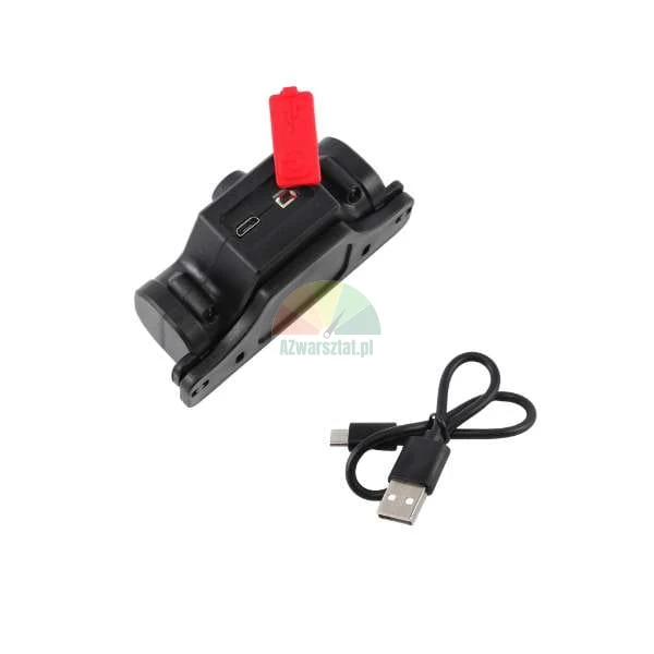 Schwarze Stirnlampe mit offener roter Ladebuchsenabdeckung und USB-Kabel