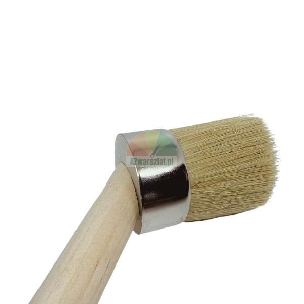 Nahaufnahme eines Rundpinsels mit Holzgriff und hellen Naturborsten