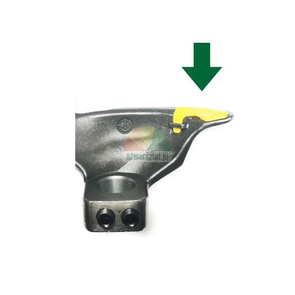 Metallener Maschinenarm mit einem gelben Schutzelement, auf das ein grüner Pfeil zeigt.