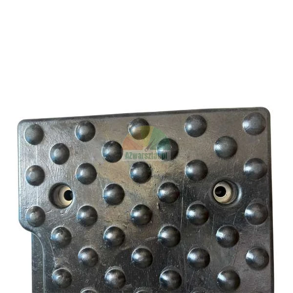 Schwarze rutschfeste Gummimatte mit Noppen und Befestigungslöchern.