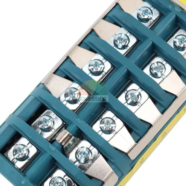 Nahaufnahme einer elektrischen Schraubklemmenleiste mit Metallplatten in einem blauen Gehäuse.