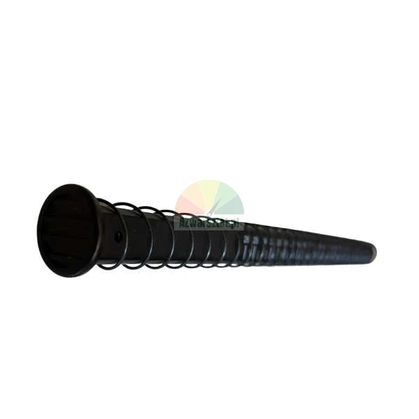 Langes schwarzes Bauelement mit einer Metallspirale auf weißem Hintergrund.