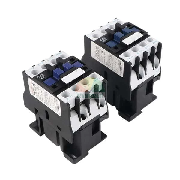 Zwei CJX2 Wechselstromschütze für elektrische Schaltungen auf weißem Hintergrund.