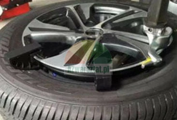 Autoreifen auf einer Reifenmontiermaschine in einer professionellen Werkstatt.