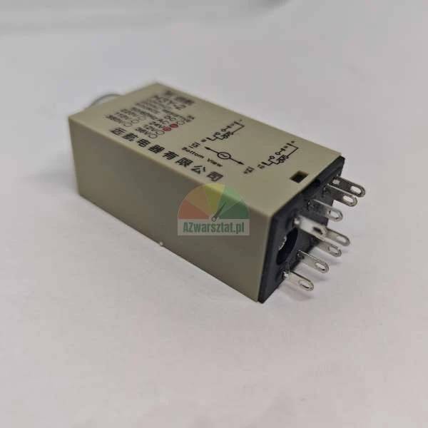 Industrielles elektromagnetisches Relais mit Schaltplan und Metallstiften, beige Gehäuse.
