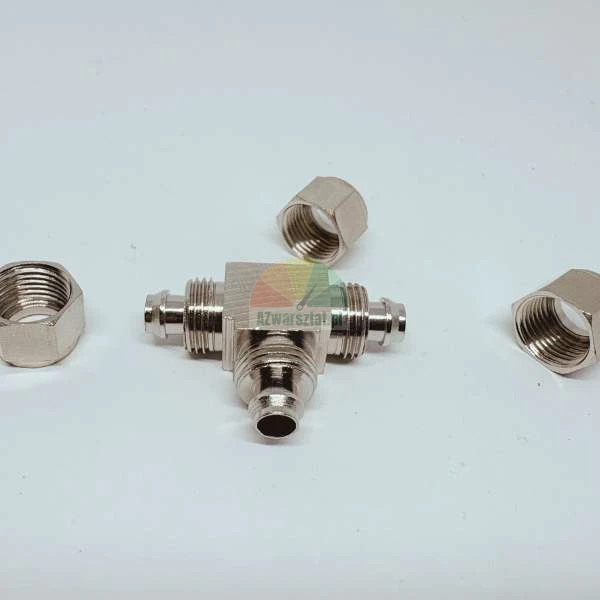 Hydraulisches T-Stück aus Metall mit drei Sechskantmuttern auf weißem Hintergrund.