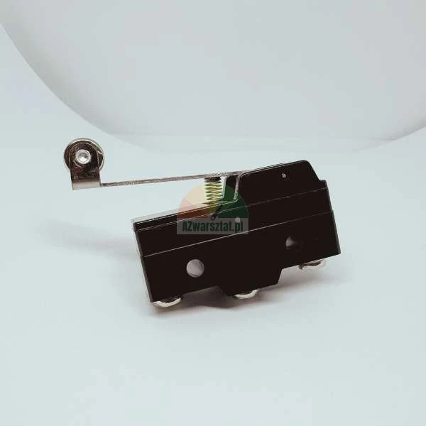 Mikroschalter mit Rollenhebel auf weißem Hintergrund