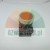 Industrieller roter Druckknopf mit Silberring auf dunklem Sockel