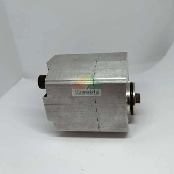 Hydraulische Zahnradpumpe aus Metall mit einem Aluminiumgehäuse, Seitenansicht.