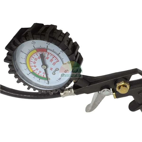 Reifenfüllmessgerät mit analogem Manometer zur Anzeige des Drucks in Bar und PSI.