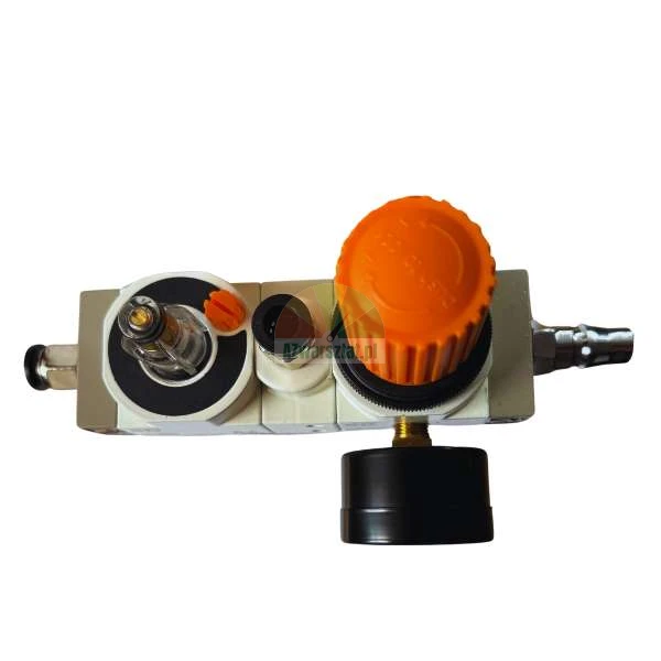 Pneumatische Wartungseinheit zur Druckluftaufbereitung mit orangefarbenem Einstellknopf und Manometer in der Draufsicht