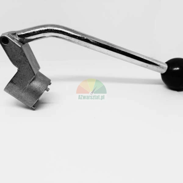 Metallhebelwerkzeug mit schwarzem Knopf auf weißem Hintergrund.