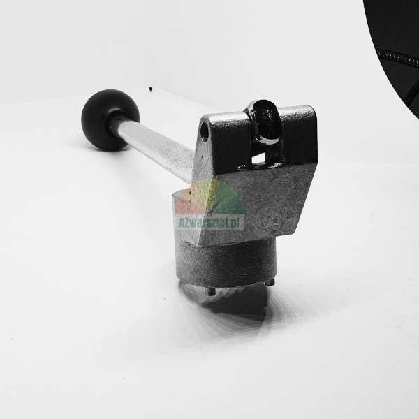 Mechanisches Metallgerät mit einem Hebel, der in einem schwarzen Griff endet, auf weißem Hintergrund.