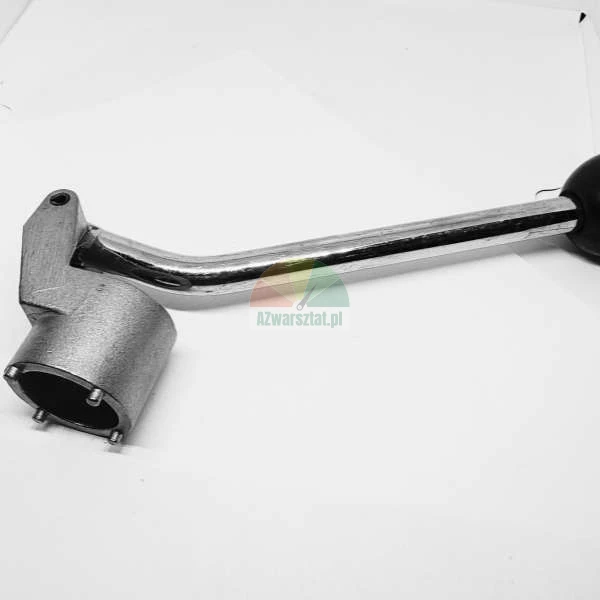 Metallgriff mit verchromtem Arm und Kopf mit Stiften auf weißem Hintergrund.
