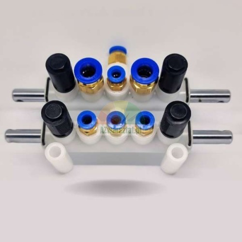 Weißer Ventilblock - Luftverteiler Typ D-2 mit blauen und schwarzen Pneumatikanschlüssen.