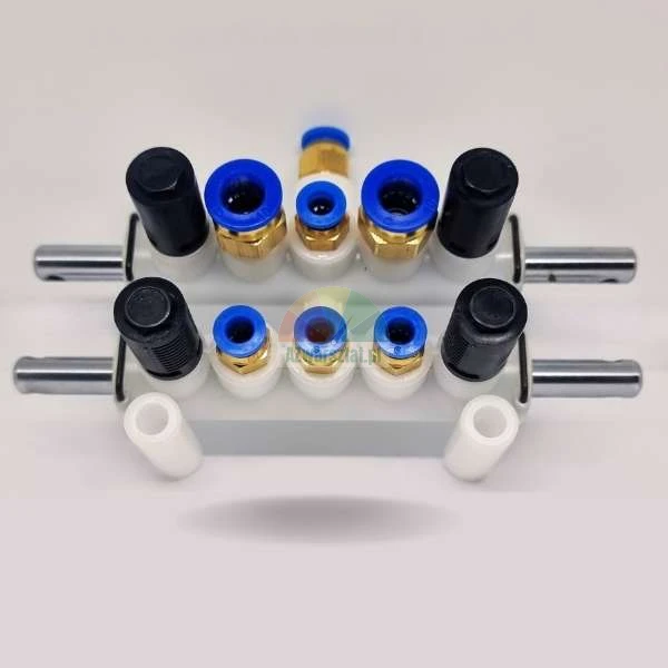 Weißer Ventilblock - Luftverteiler Typ D-2 mit blauen und schwarzen Pneumatikanschlüssen.