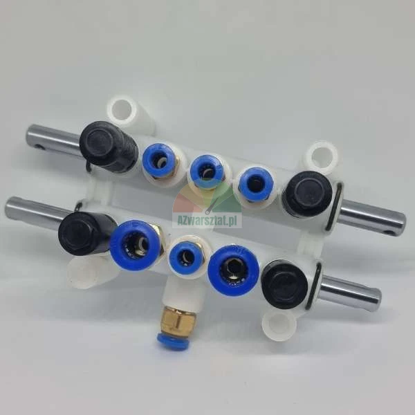 Pneumatischer Verteiler mit blauen Schnellkupplungen und schwarzen Ventilen auf einem weißen Gehäuse