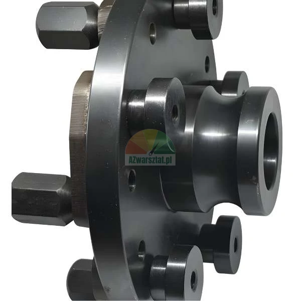 Schwarzer Metalladapterflansch mit Montagebolzen, Seitenansicht einer mechanischen Industriekomponente.