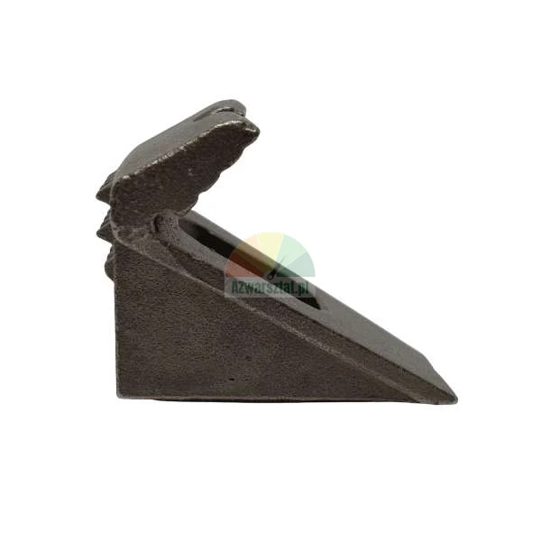 Seitenansicht eines Baggerzahns aus dunklem Metall vor weißem Hintergrund.