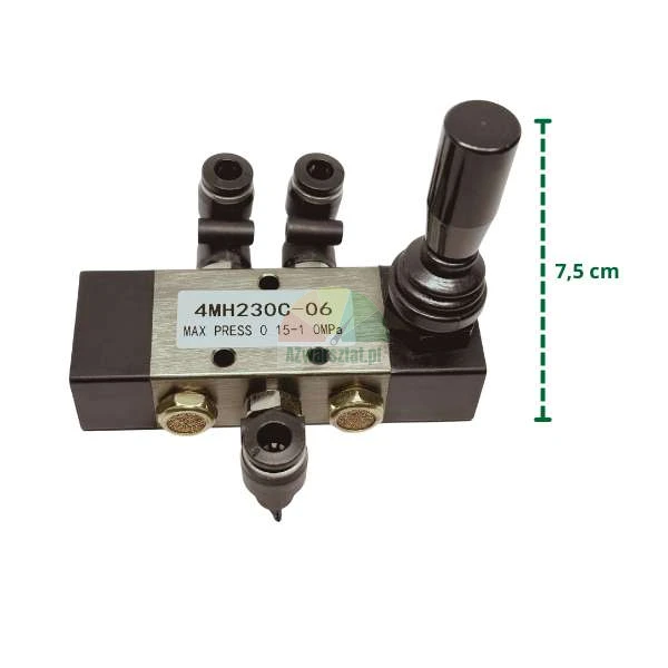 Pneumatisches Handhebelventil Modell 4MH230C-06 mit Anschlüssen und einer Höhenmarkierung von 7,5 cm.