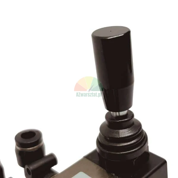 Schwarzer Joystick-Griff eines Pneumatikventils auf weißem Hintergrund