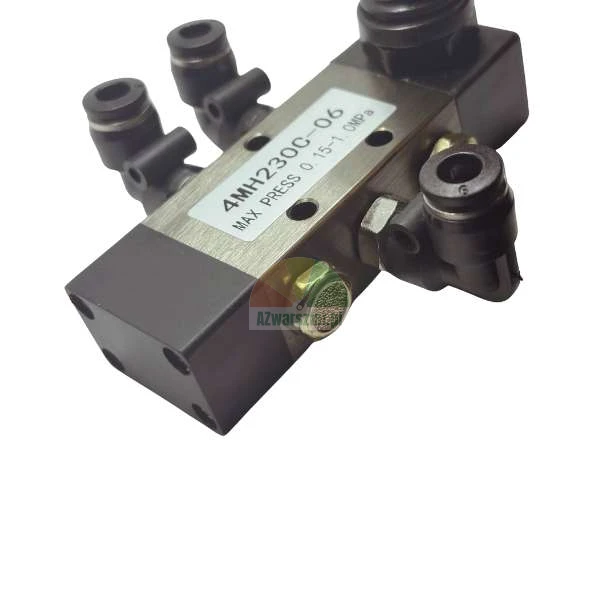 Pneumatisches Magnetventil Modell 4MH230C-06 mit schwarzen Steckverschraubungen und einem Schalldämpfer aus Messing