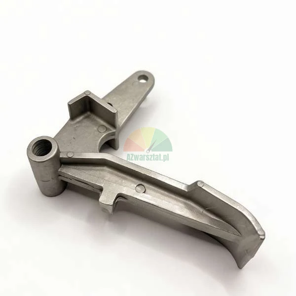 Silbernes mechanisches Metallbauteil, ein Hebel aus Druckguss auf weißem Hintergrund.