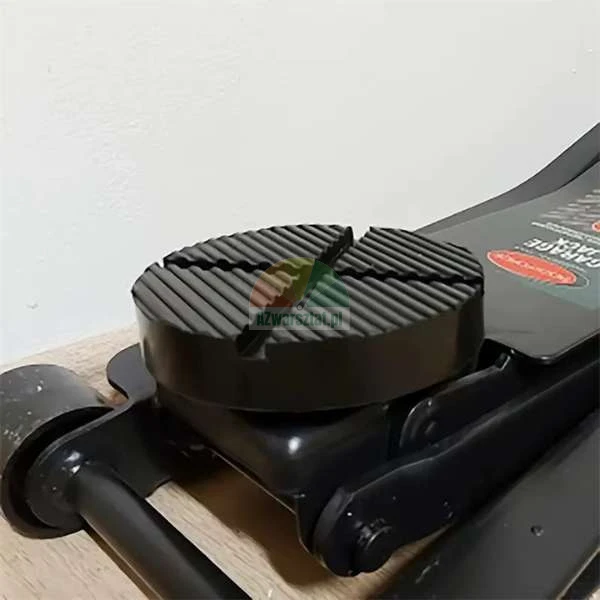 Schwarze Gummiauflage für Rangierwagenheber mit rutschfester, gerillter Oberfläche.