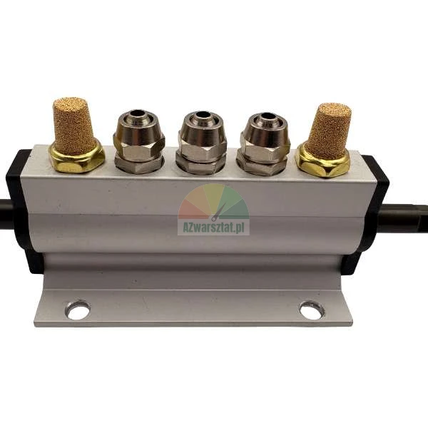 Pneumatischer Verteilerblock aus Aluminium mit zwei Messing-Schalldämpfern und drei Metall-Fittings.